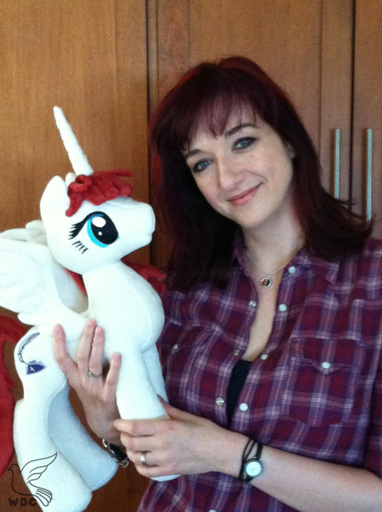 My Little Pony [Series de TV] - Página 2 Lauren_faust_with_the_fausticorn_i_made_for_her_by_whitedove_creations-d5cu8pn