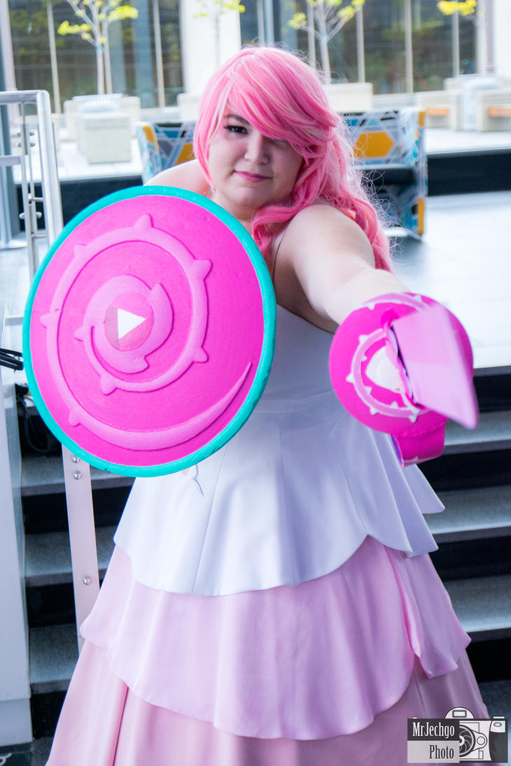 Who: Rose Quartz From: Steven Universe Cosplayer: ??? (if you know, please tell me ^_^) At: QCCC 2017 Photographer: me Original work from Steven Universe Rebecca Sugar/Cartoon Network